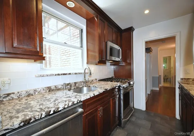 3rd image of 11 Sentry Pl, Scarsdale, NY 10522
