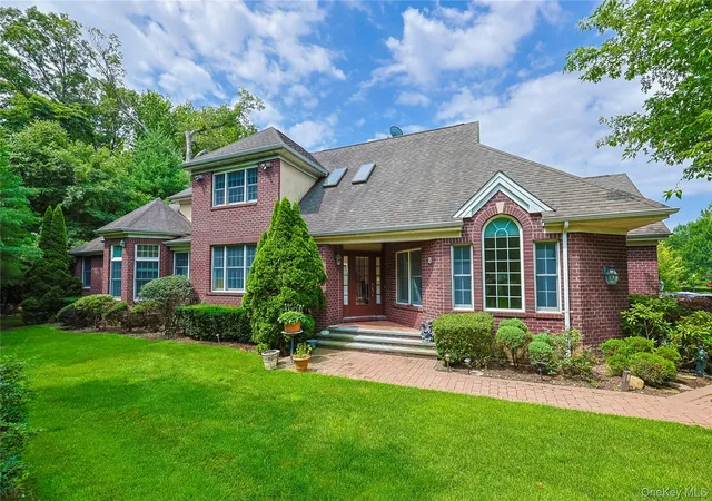 Photo 1 of Single family home for sale at 14 Belvedere Ct, North Hempstead, NY 11030 | MLS# 994672 | Listing updated on 2026-10-03