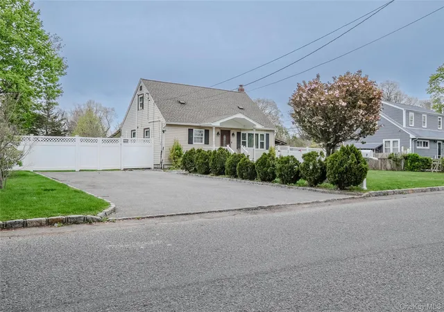 3rd image of 7 Oak St, Brentwood, NY 11717 | MLS# 994770