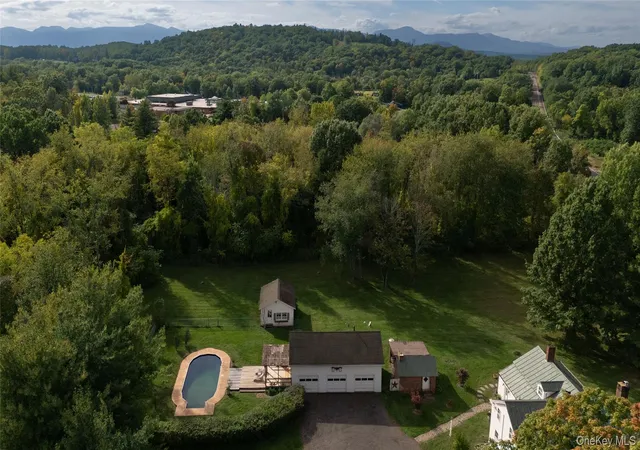 Photo 2 of Single family home for sale at 210 Middle Rd, Hudson, NY 12534 | MLS# 995000 | Listing updated on 2026-10-07