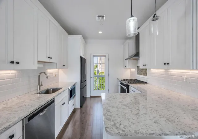 3rd image of 18 Hearthstone Ct, Oyster Bay, NY 11735 | MLS# 995038