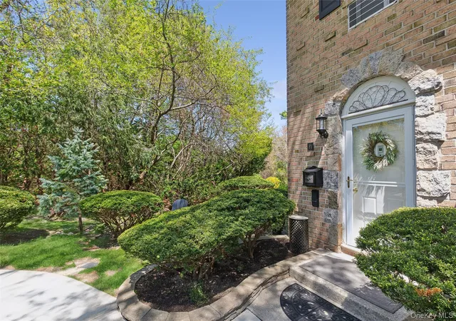 2nd image of 18 Glen Hollow Dr #F1, Holtsville, NY 11742 | MLS# 995098