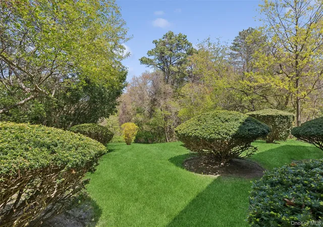 2nd image of 18 Gln Holw Dr, Holtsville, NY 11742
