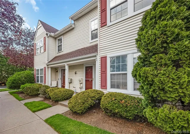 3rd image of 27 Stratford Grn, Oyster Bay, NY 11735 | MLS# 995153