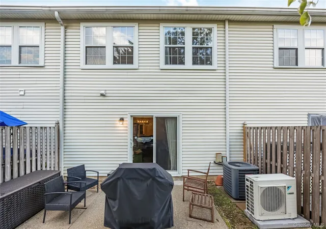 4th image of 27 Stratford Grn, Oyster Bay, NY 11735 | MLS# 995153