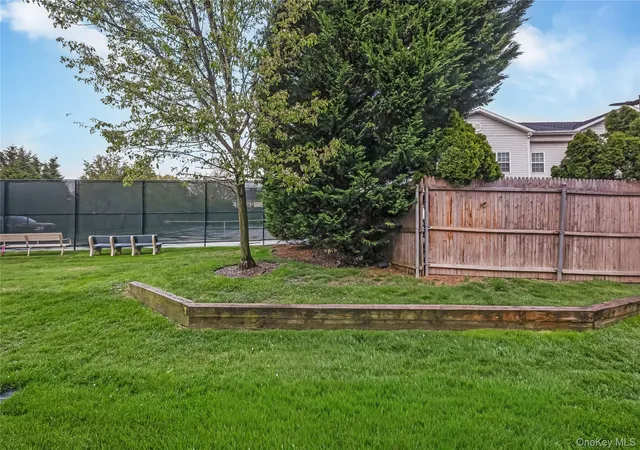 5th image of 27 Stratford Grn, Oyster Bay, NY 11735 | MLS# 995153