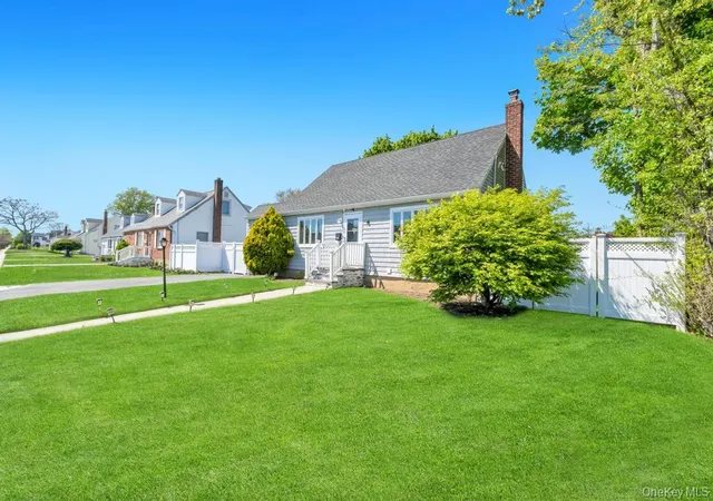 Photo 2 of Single family home for sale at 259 N Rutherford Ave, Oyster Bay, NY 11758 | MLS# 995177 | Listing updated on 2026-10-07