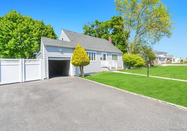 Photo 3 of Single family home for sale at 259 N Rutherford Ave, Oyster Bay, NY 11758 | MLS# 995177 | Listing updated on 2026-10-07