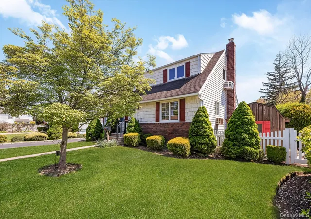 2nd image of 3 6th Ave, Oyster Bay, NY 11735 | MLS# 995234