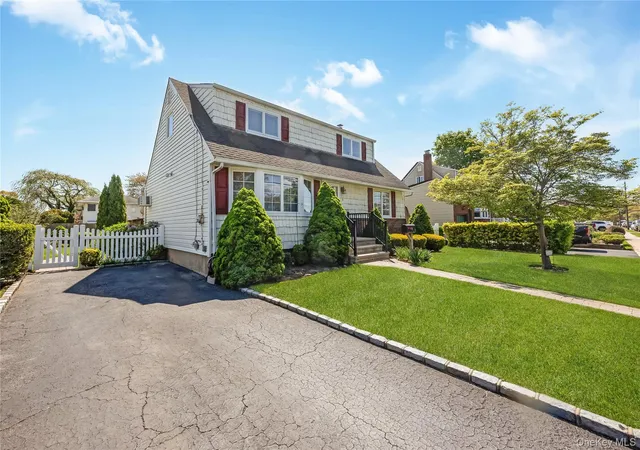 3rd image of 3 6Th Ave, Oyster Bay, NY 11735 | MLS# 995234
