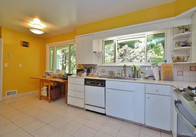 Photo 4 of Sale Pending at 28 Argyle Pl, Briarcliff Manor, NY 10510 | MLS# 995261 | Listing updated on 2026-06-04