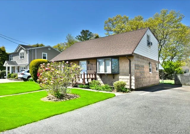3rd image of 118 Park Ln, Oyster Bay, NY 11758 | MLS# 995357