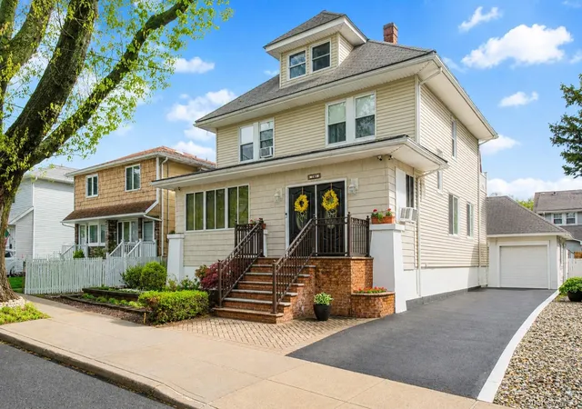 2nd image of 109 Adams Ave, Staten Island, NY 10306 | MLS# 995376