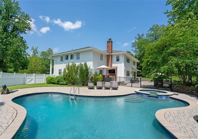 1st image of 25 Montrose Ct, Roslyn, NY 11576 | MLS# 995401
