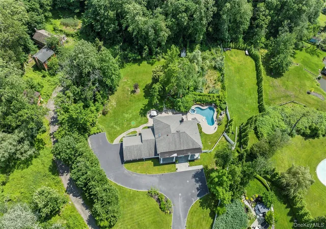 2nd image of 25 Montrose Ct, Roslyn, NY 11576 | MLS# 995401