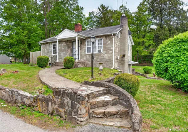 3rd image of 17 Holt Rd, Hyde Park, NY 12538 | MLS# 995448