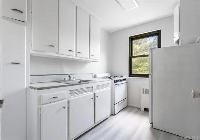 5th image of 9 Terrace Cir #2C, Great Neck, NY 11021 | MLS# 995529