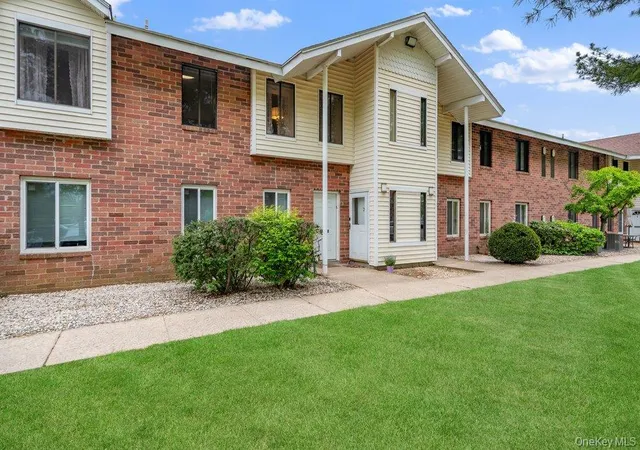 Homes for sale in Brookhaven, NY | 2 Idaho Ct, Brookhaven, NY 11719