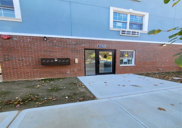 Photo 4 of House for sale at 3550 Laconia Ave, Bronx, NY 10469 | MLS# 995568 | Listing updated on 2026-05-11