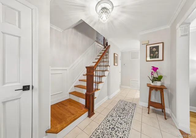 2nd image of 3 Camsanette Ct, Oyster Bay, NY 11542 | MLS# 995589