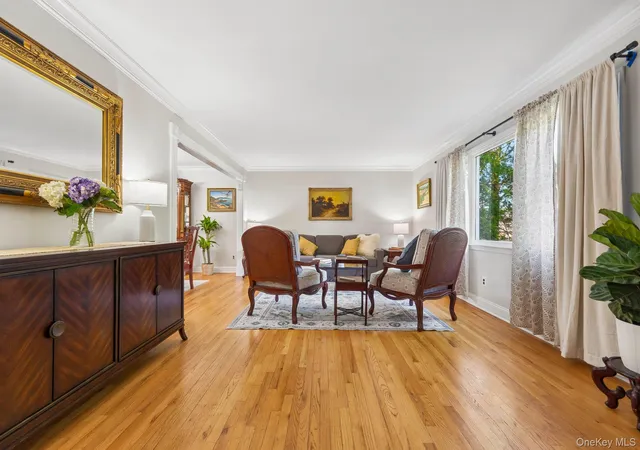 3rd image of 3 Camsanette Ct, Oyster Bay, NY 11542 | MLS# 995589