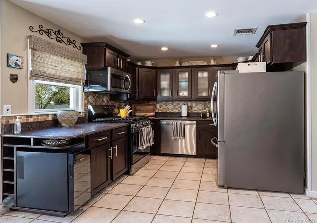 5th image of 545 Spruce Ave, Sayville, NY 11782 | MLS# 995608