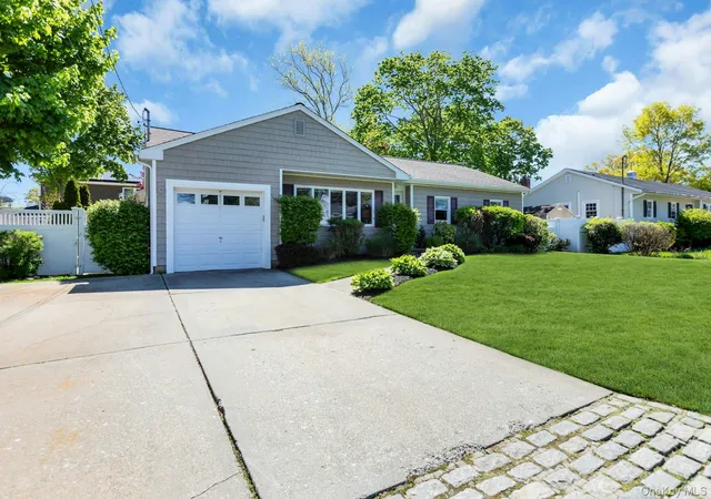 3rd image of 481 Bayport Ave, Bayport, NY 11705 | MLS# 995656