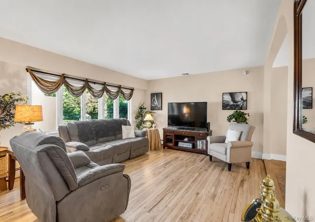 4th image of 481 Bayport Ave, Bayport, NY 11705 | MLS# 995656