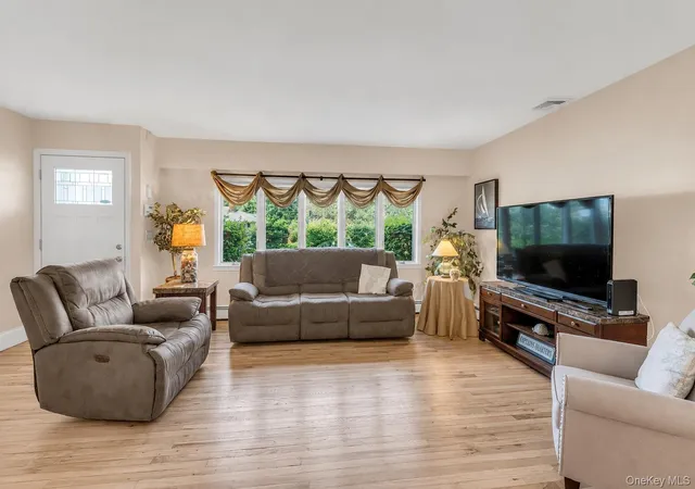 5th image of 481 Bayport Ave, Bayport, NY 11705 | MLS# 995656