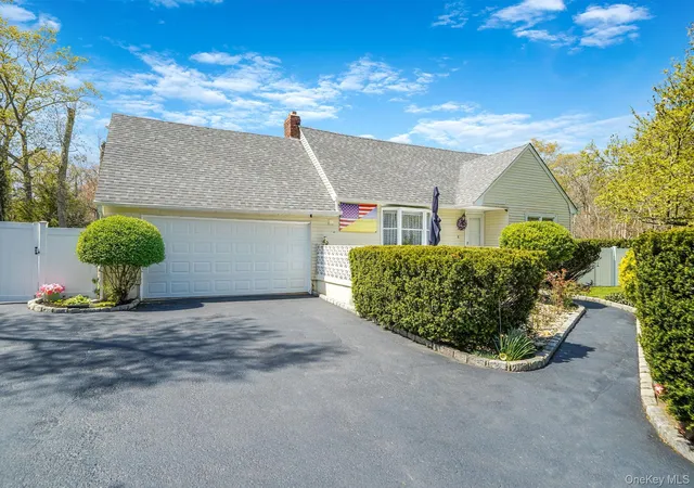 Photo 3 of Sale Pending at 1989 William Floyd Pkwy, Ridge, NY 11961 | MLS# 995713 | Listing updated on 2026-06-18