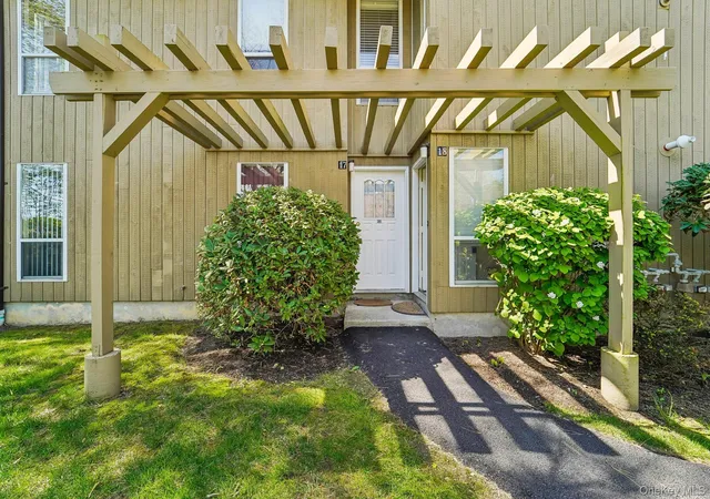 3rd image of 18 Brooke Hollow Ln, Peekskill, NY 10566 | MLS# 995837
