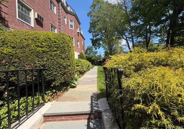 Homes for sale in Scarsdale, NY | 4 Chateaux Circle, Scarsdale, NY 10583 | Houzeo