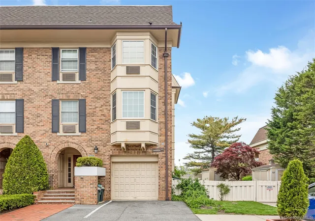 Listing Photo 4 - Condo for sale in Baybridge Townhouse Condo located at 20725 Darren Dr, New York, NY 11360 - Unit #1804