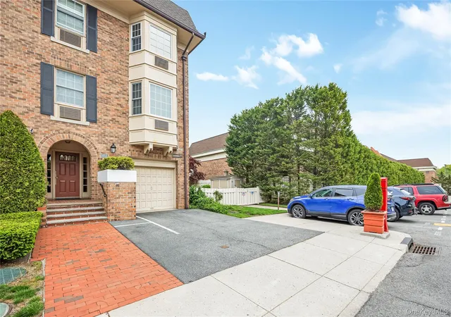 Listing Photo 5 - Condo for sale in Baybridge Townhouse Condo located at 20725 Darren Dr, New York, NY 11360 - Unit #1804