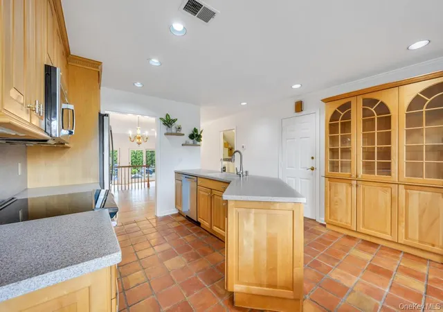 4th image of 162 Southgate Cir, Massapequa Park, NY 11762 | MLS# 995936