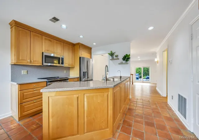 5th image of 162 Southgate Cir, Massapequa Park, NY 11762 | MLS# 995936