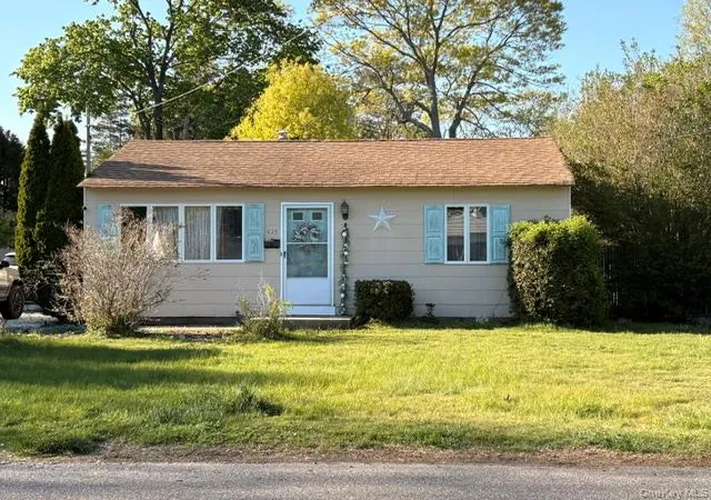 Photo 3 of Sale Pending at 410 3rd Avenue, East Northport, NY 11731 | MLS# 996076 | Listing updated on 2026-09-18