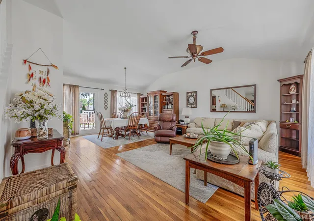 4th image of 111 Chapel Hill Dr, Brentwood, NY 11717 | MLS# 996148