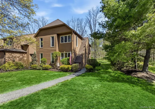 Homes for sale in Yorktown, NY | 102 Ridgeview Ln, Yorktown, NY 10598 | MLS# 996180