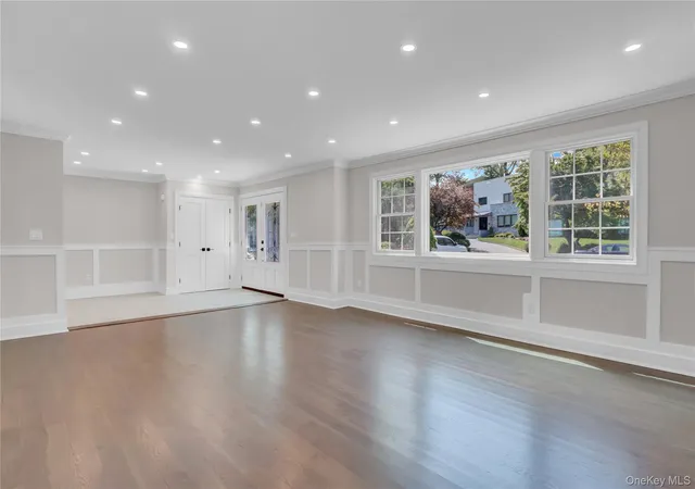 5th image of 52 Woodland Rd, Roslyn, NY 11576 | MLS# 996187