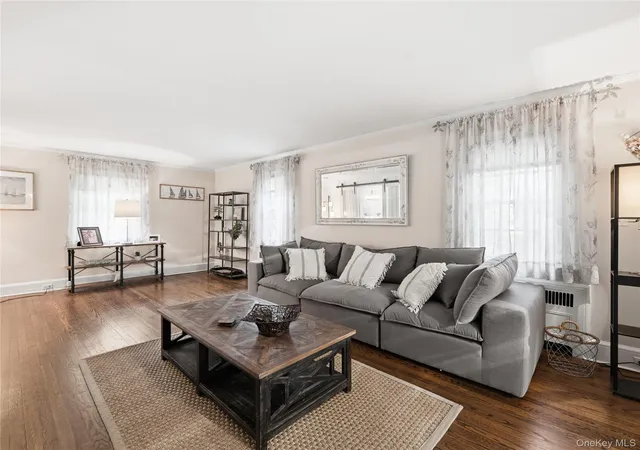 3rd image of 2 Longview Rd, North Hempstead, NY 11050 | MLS# 996194