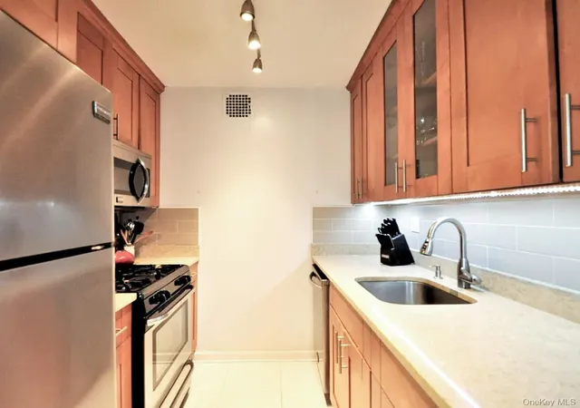 3rd image of 11818 Union Turnpike #6E, New York, NY 11415 | MLS# 996246