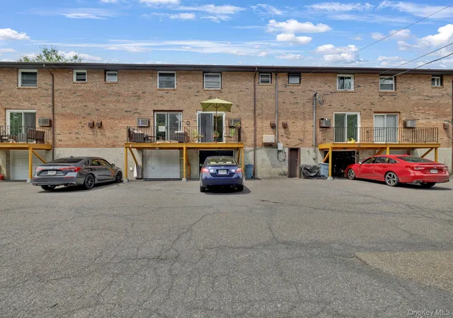 2nd image of 106 Parr Mdw Dr, Newburgh, NY 12550