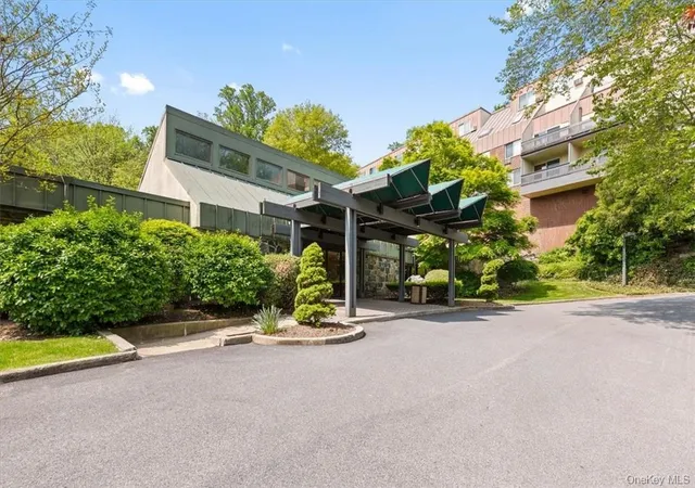 Homes for sale in Greenburgh, NY | 2 Fountain Ln #3W, Greenburgh, NY 10583 | MLS# 996293