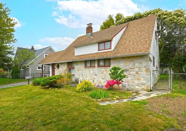 3rd image of 16 Springtime Ln E, Hempstead, NY 11756 | MLS# 996353