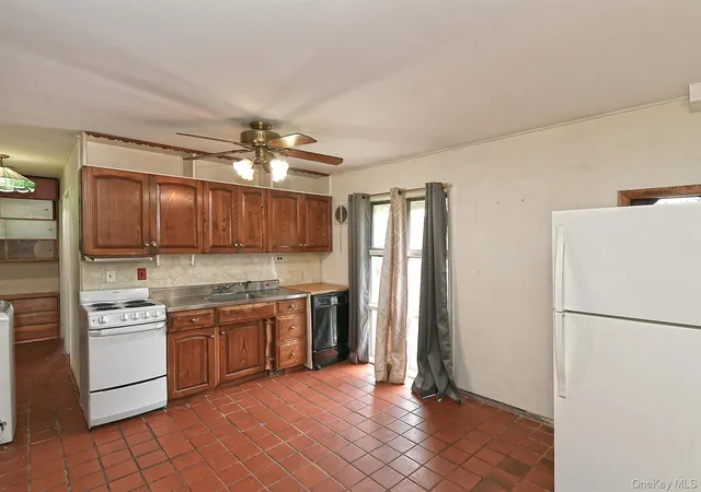 5th image of 16 Springtime Ln E, Hempstead, NY 11756 | MLS# 996353