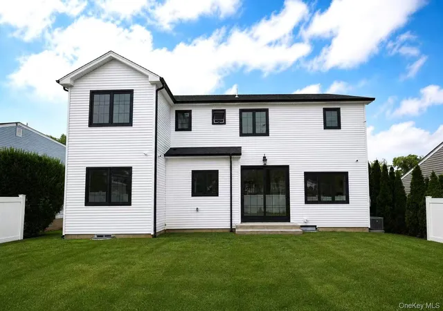 Photo 3 of Sale Pending at 9 Gary Rd, Syosset, NY 11791 | MLS# 996474 | Listing updated on 2026-09-01