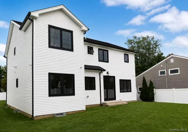 Photo 3 of Sale Pending at 9 Gary Rd, Syosset, NY 11791 | MLS# 996474 | Listing updated on 2026-09-01