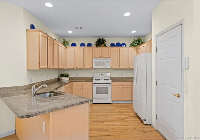 3rd image of 100 Cove Ln #100, East Setauket, NY 11733 | MLS# 996528