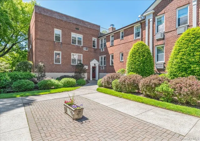 Photo 2 of Sale Pending at 708 Palmer Ct #1D, Mamaroneck, NY 10543 | MLS# 996598 | Listing updated on 2026-09-29
